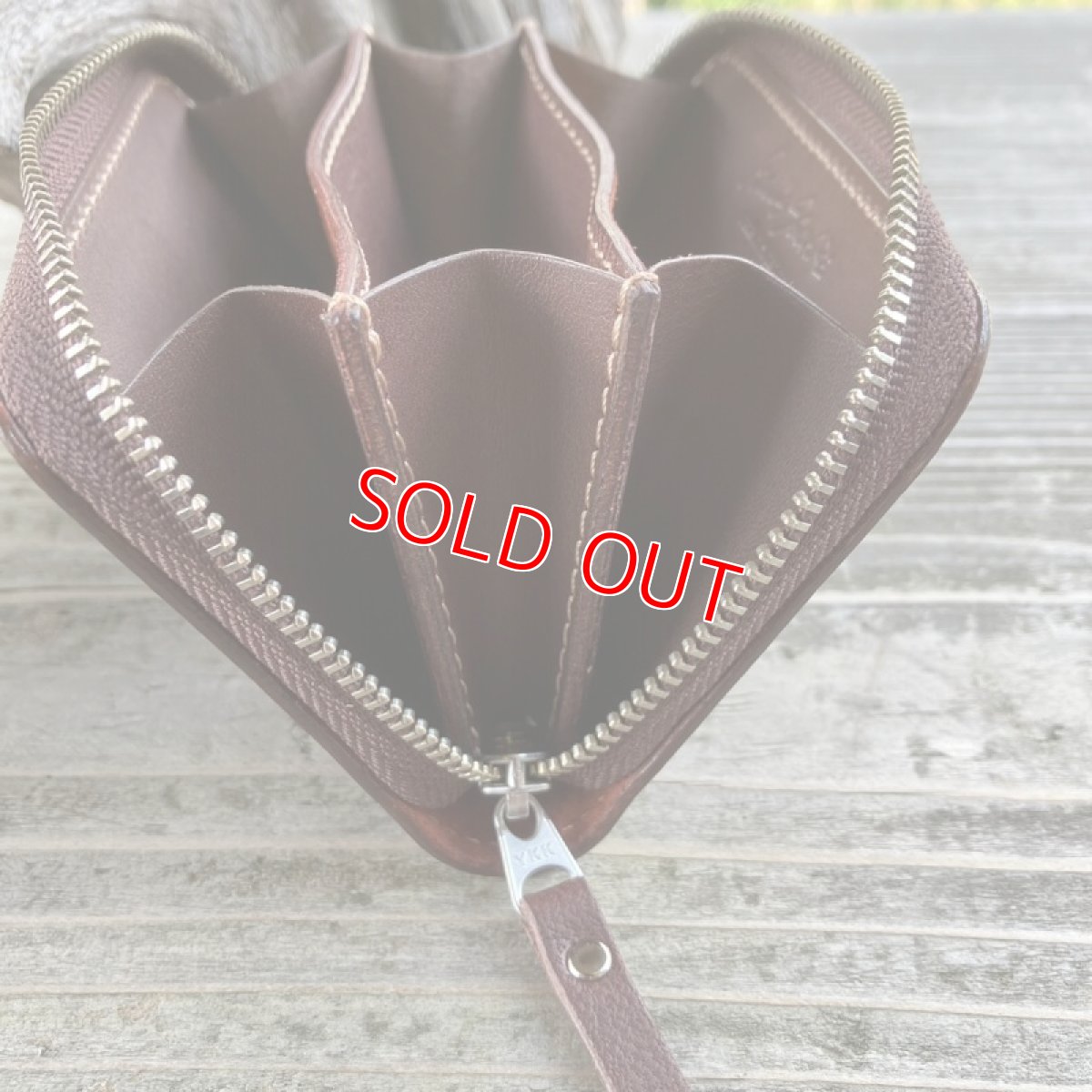 画像10: 【ツキノワグマ革】ポケットにすっぽり！熊革＆牛革ラウンドファスナーミニウォレット　ブラウン (10)