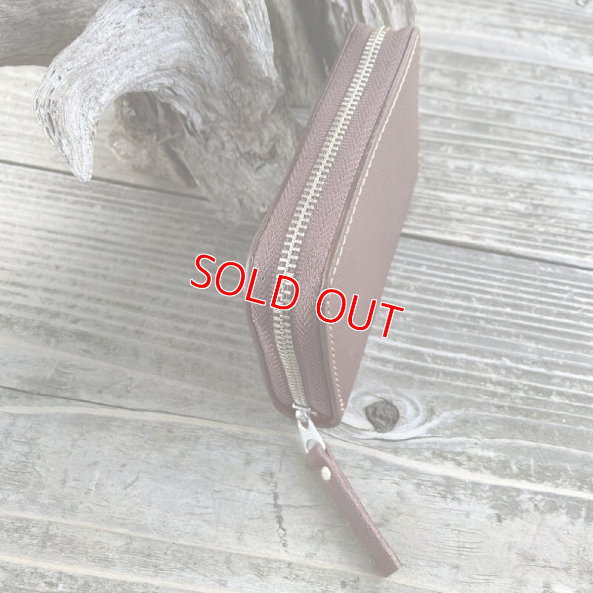 画像2: 【ツキノワグマ革】ポケットにすっぽり！熊革＆牛革ラウンドファスナーミニウォレット　ブラウン (2)