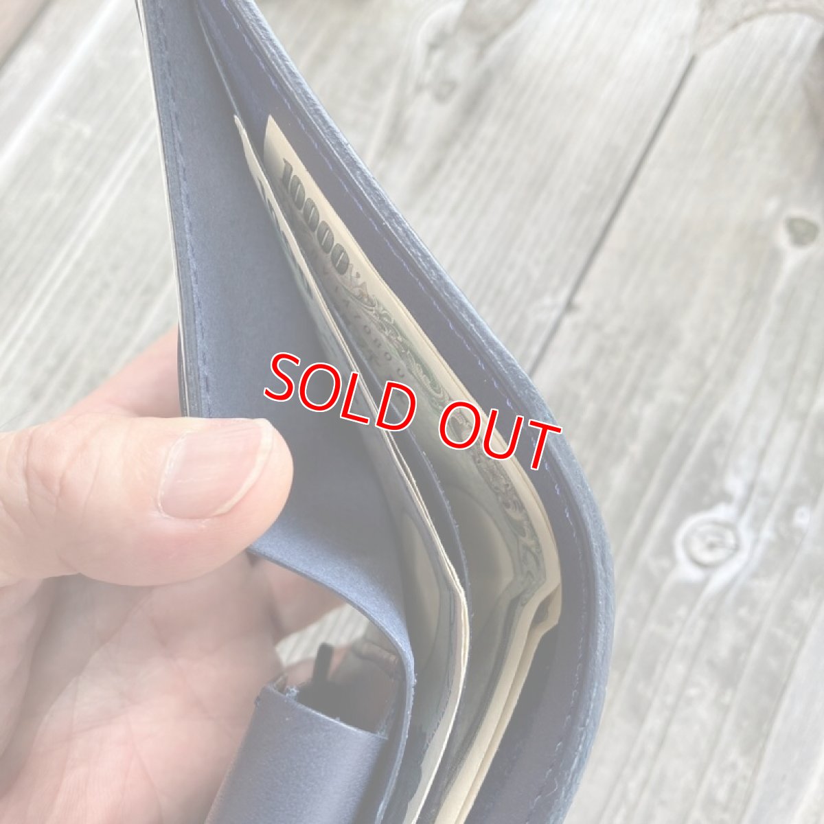 画像15: 【ツキノワグマ革】ワイルドな質感の熊革&牛革　スタンダード二つ折り財布　ブラック&ネイビー (15)