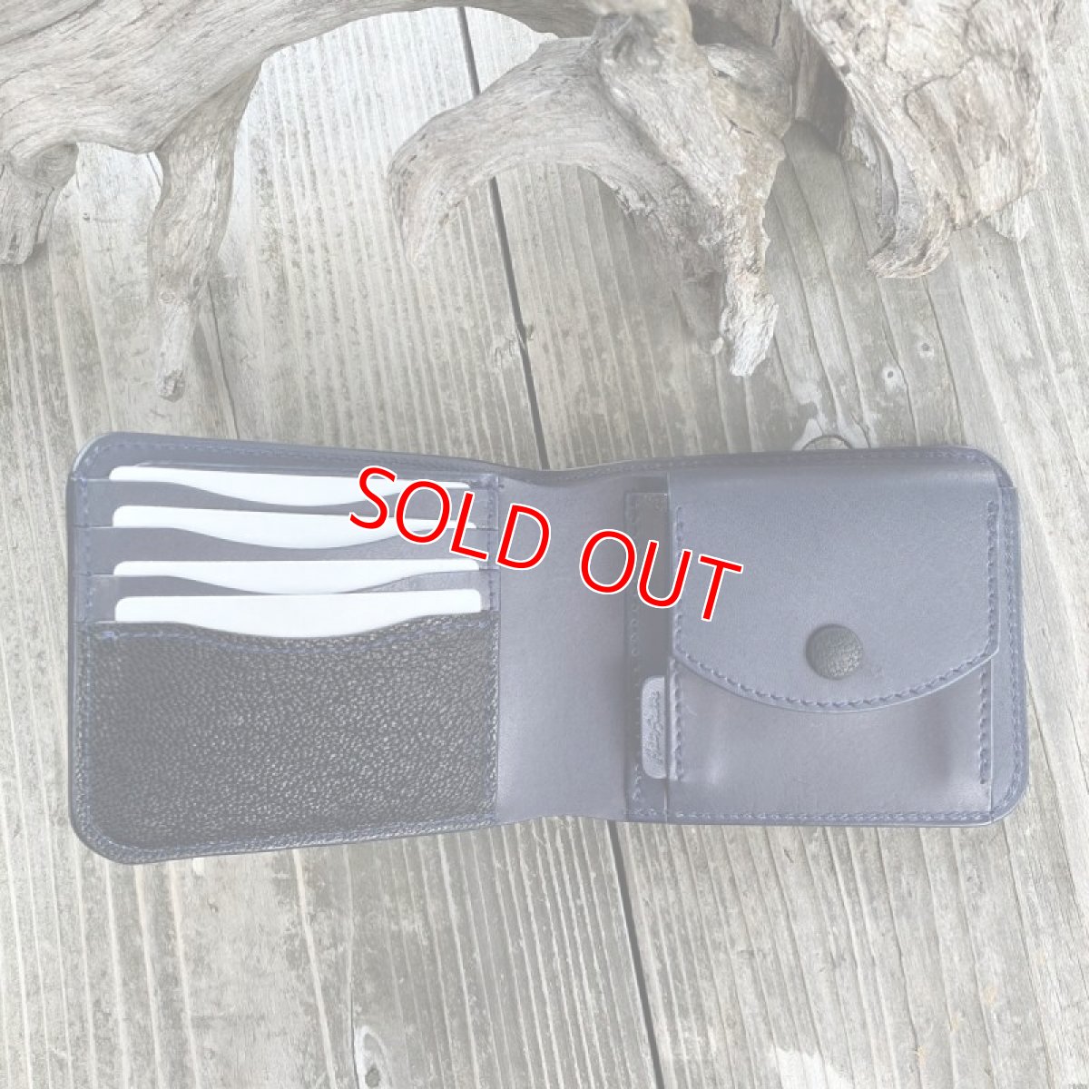 画像8: 【ツキノワグマ革】ワイルドな質感の熊革&牛革　スタンダード二つ折り財布　ブラック&ネイビー (8)