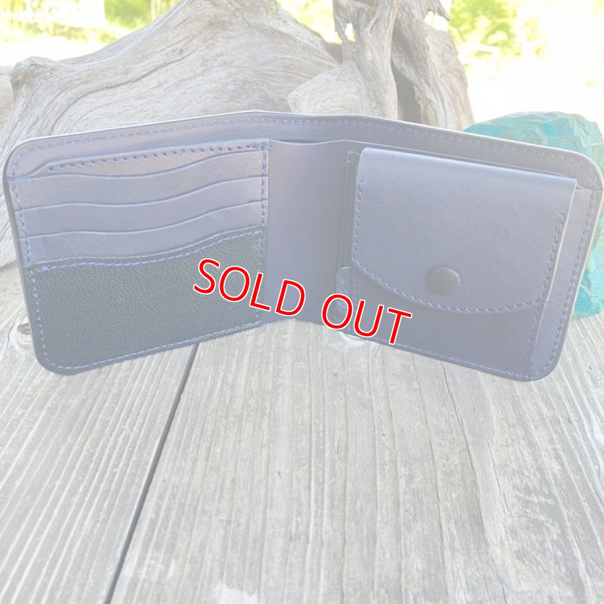 画像5: 【ツキノワグマ革】ワイルドな質感の熊革&牛革　スタンダード二つ折り財布　ブラック&ネイビー (5)