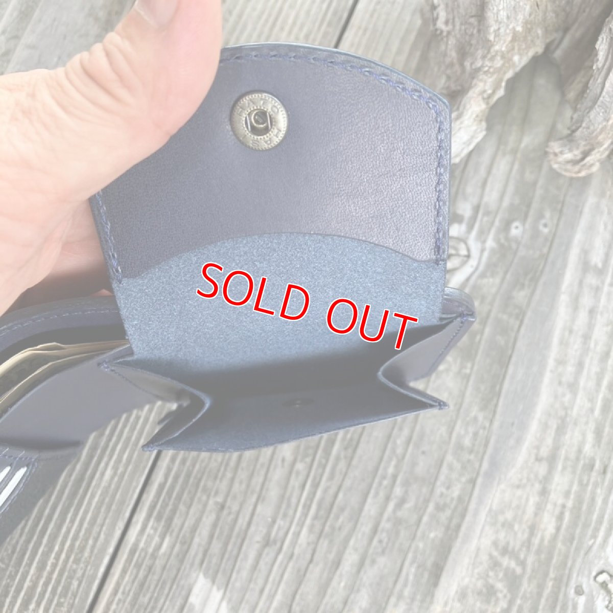 画像17: 【ツキノワグマ革】ワイルドな質感の熊革&牛革　スタンダード二つ折り財布　ブラック&ネイビー (17)