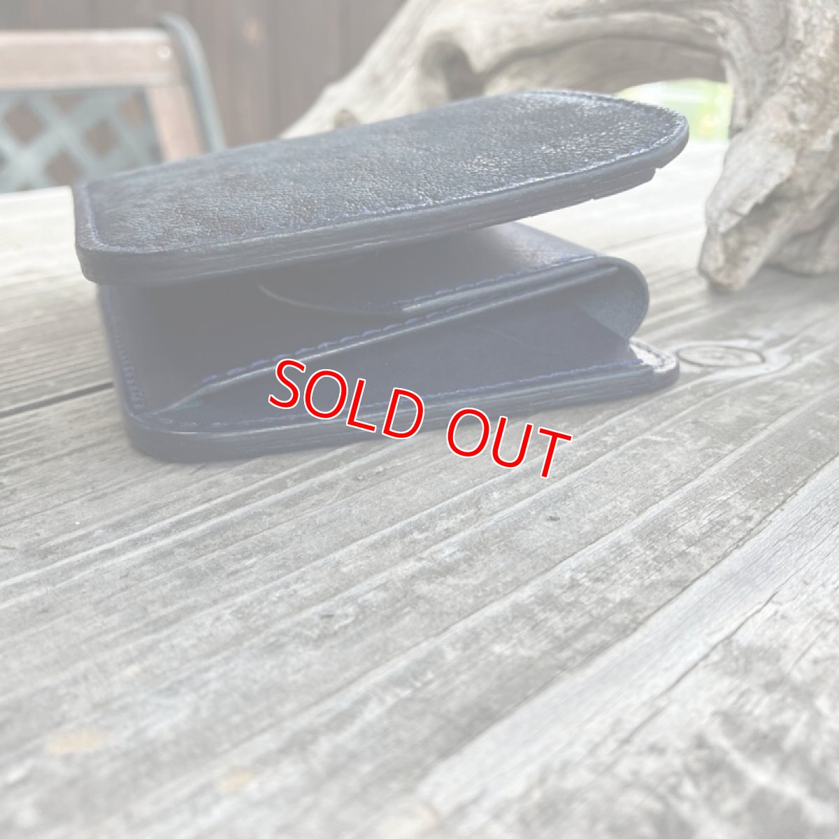 画像10: 【ツキノワグマ革】ワイルドな質感の熊革&牛革　スタンダード二つ折り財布　ブラック&ネイビー (10)