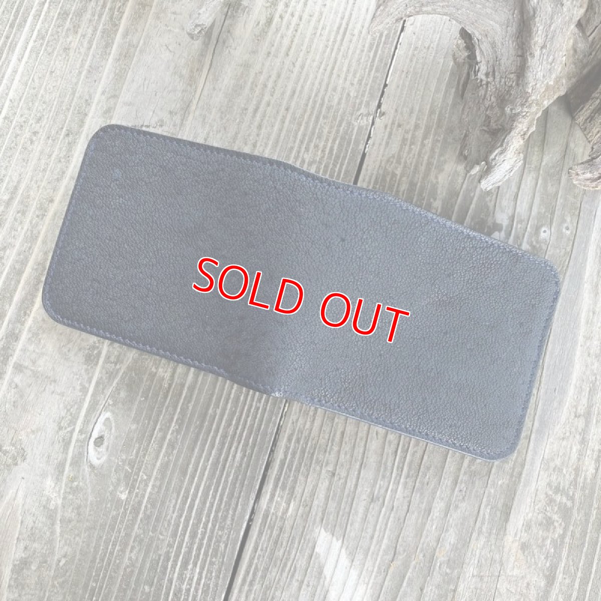 画像9: 【ツキノワグマ革】ワイルドな質感の熊革&牛革　スタンダード二つ折り財布　ブラック&ネイビー (9)