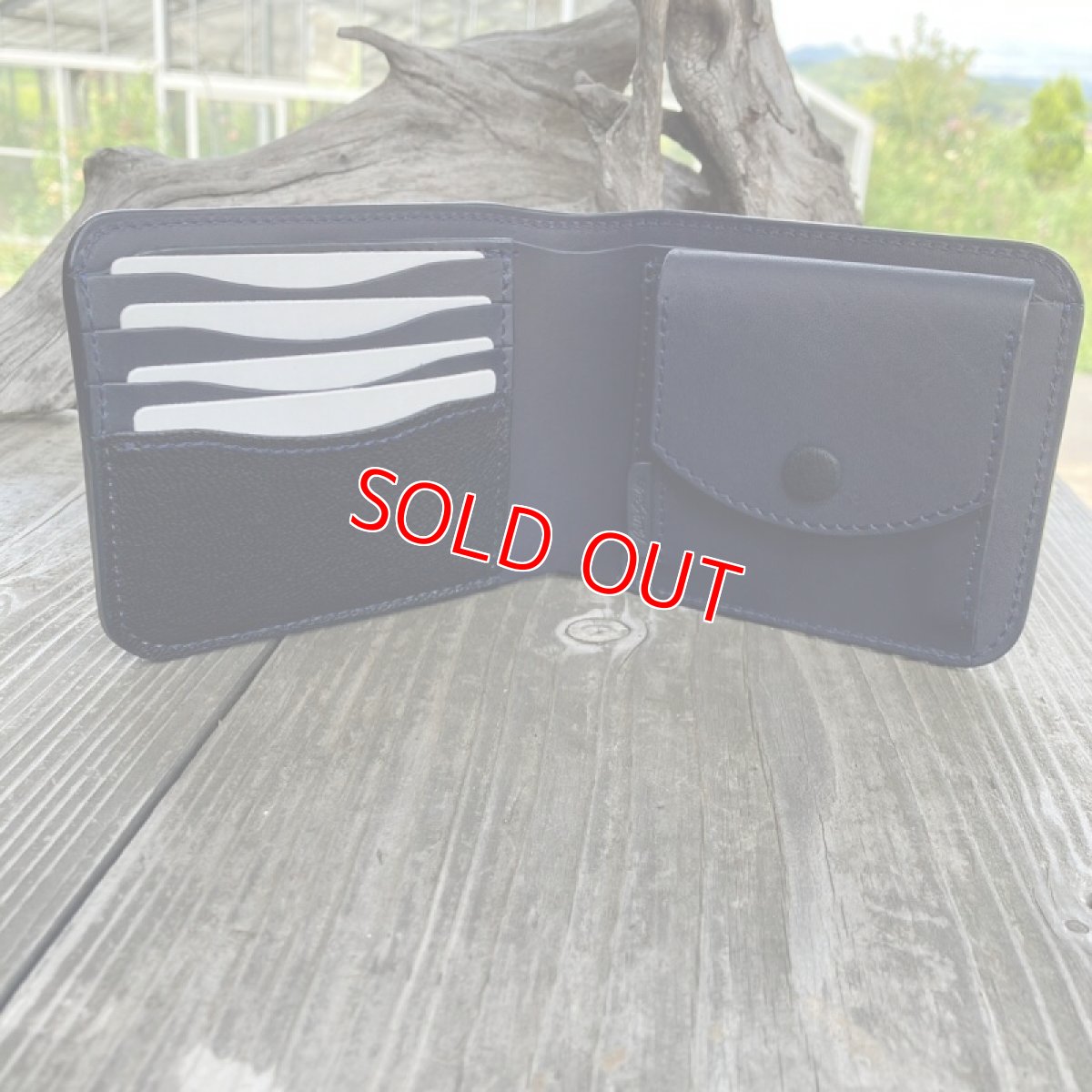 画像6: 【ツキノワグマ革】ワイルドな質感の熊革&牛革　スタンダード二つ折り財布　ブラック&ネイビー (6)