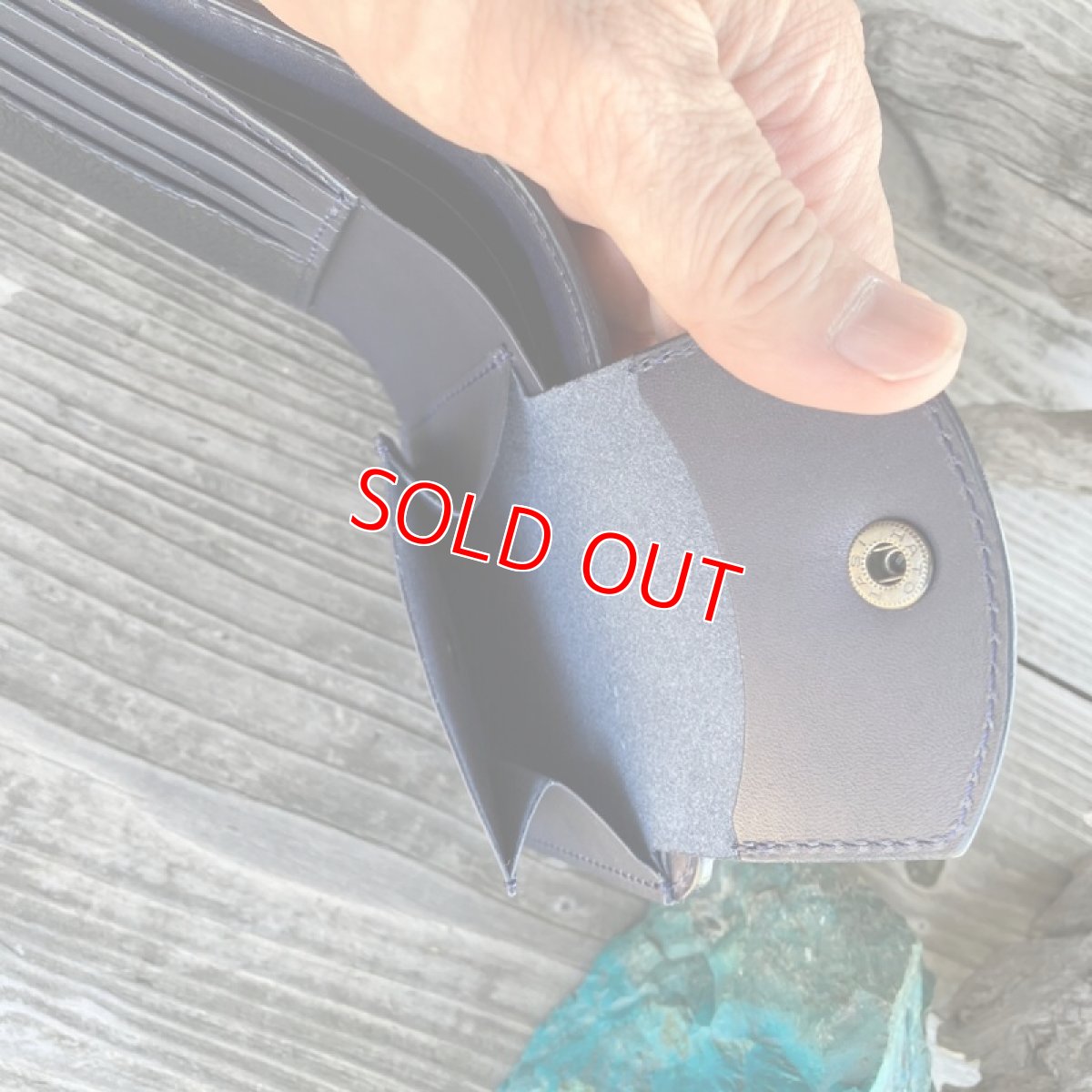 画像16: 【ツキノワグマ革】ワイルドな質感の熊革&牛革　スタンダード二つ折り財布　ブラック&ネイビー (16)