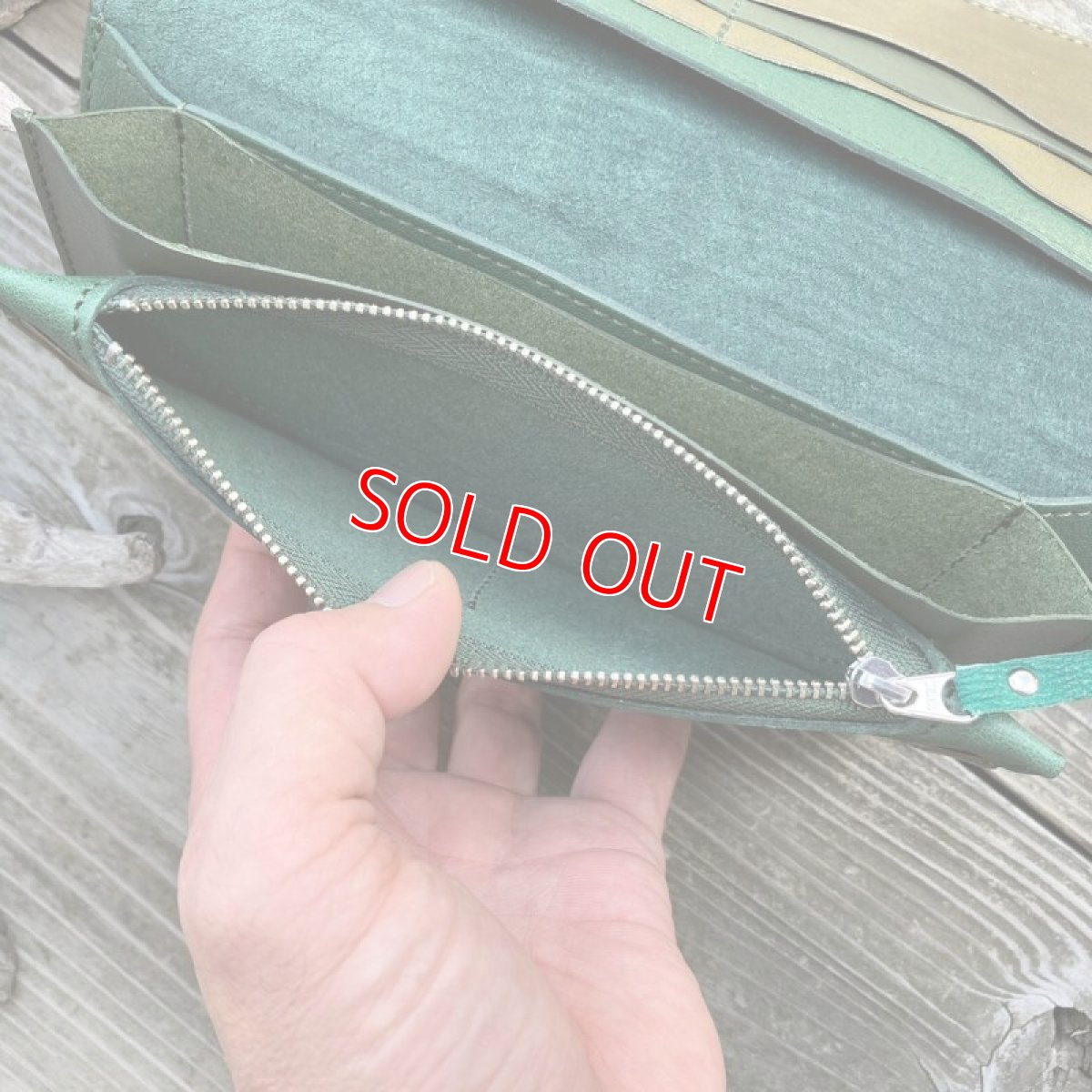 画像4: 【ツキノワグマレザー】人気の長財布がツキノワグマ革で登場！現品1点限り・限定色ムラ染めグリーン (4)