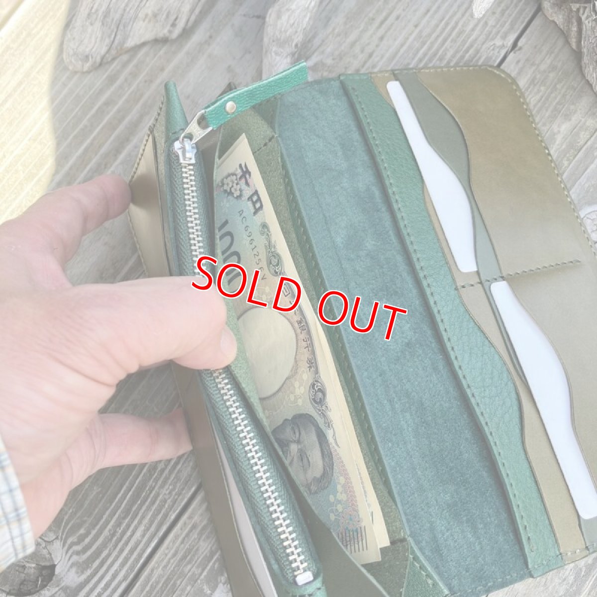 画像9: 【ツキノワグマレザー】人気の長財布がツキノワグマ革で登場！現品1点限り・限定色ムラ染めグリーン (9)