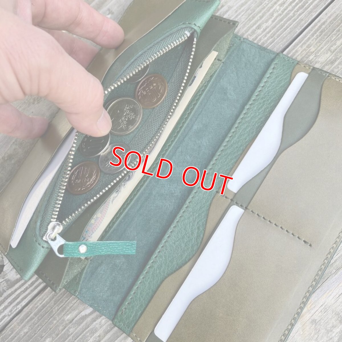 画像8: 【ツキノワグマレザー】人気の長財布がツキノワグマ革で登場！現品1点限り・限定色ムラ染めグリーン (8)