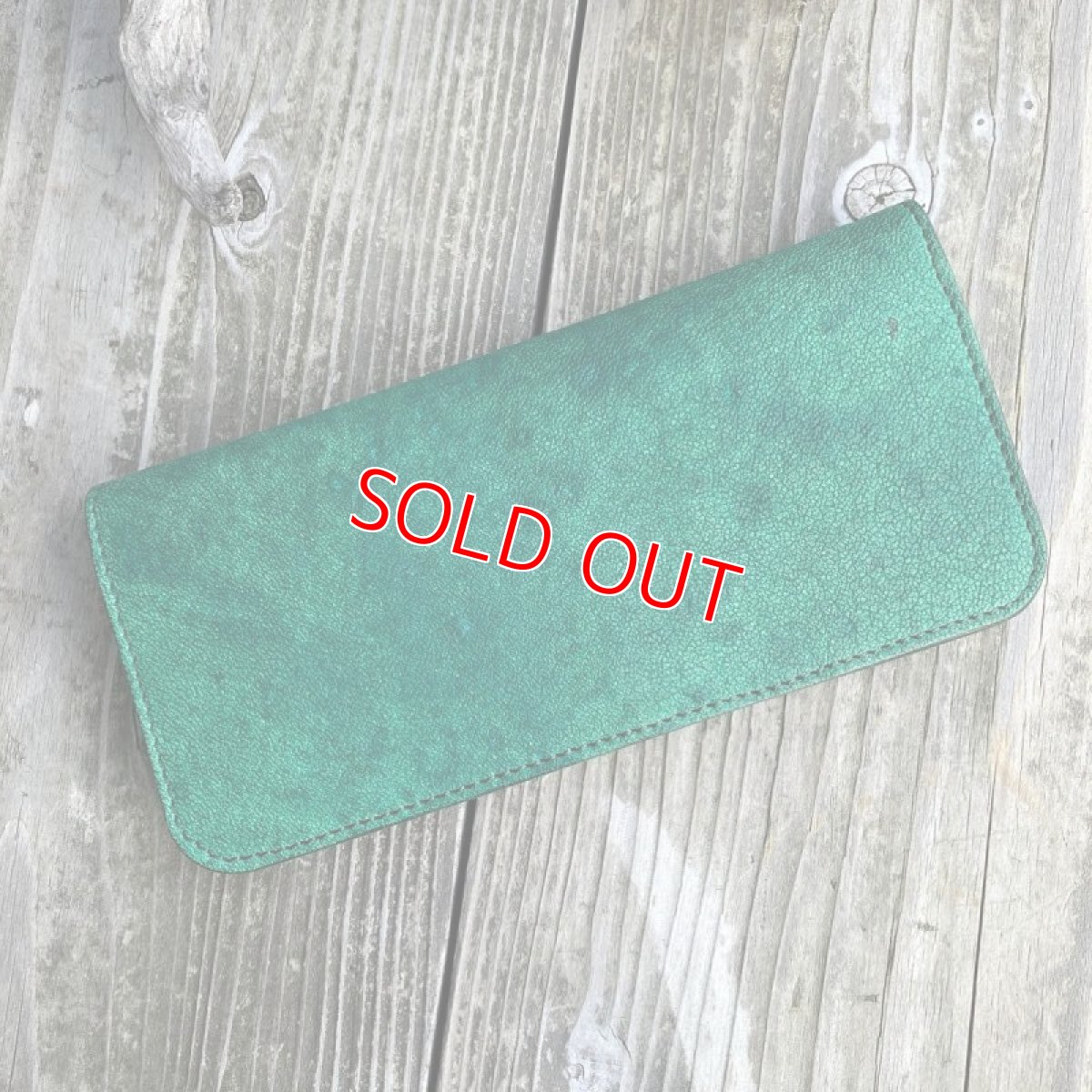 画像2: 【ツキノワグマレザー】人気の長財布がツキノワグマ革で登場！現品1点限り・限定色ムラ染めグリーン (2)