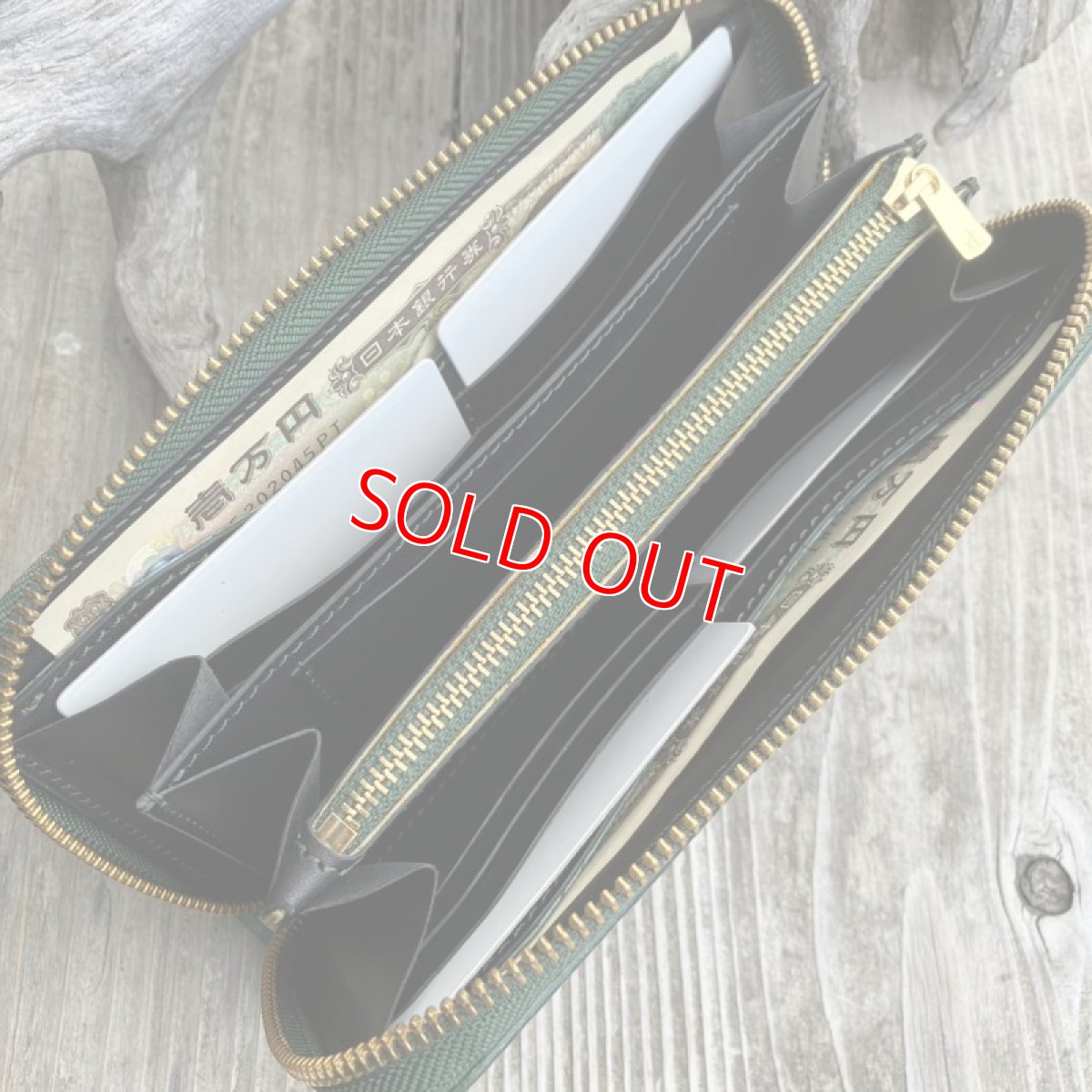 画像13: 【ツキノワグマレザー】ラウンドファスナー長財布　ツキノワグマ革＆牛革バージョン グリーン＆ブラック (13)