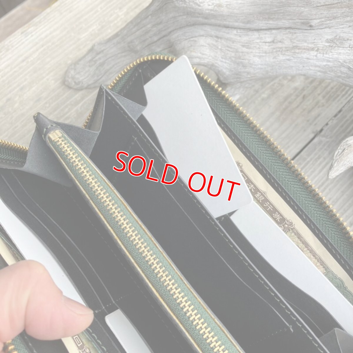 画像14: 【ツキノワグマレザー】ラウンドファスナー長財布　ツキノワグマ革＆牛革バージョン グリーン＆ブラック (14)