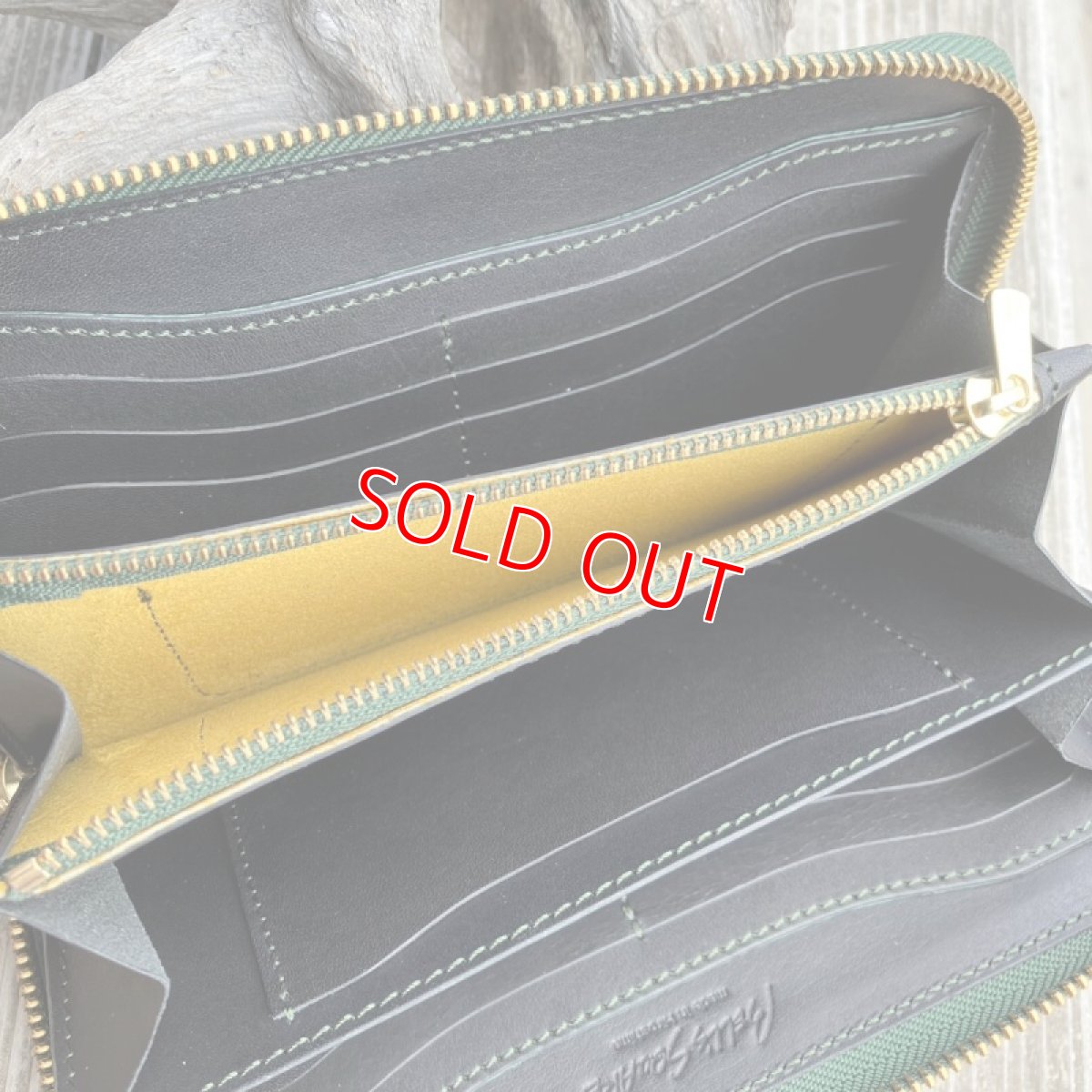 画像12: 【ツキノワグマレザー】ラウンドファスナー長財布　ツキノワグマ革＆牛革バージョン グリーン＆ブラック (12)