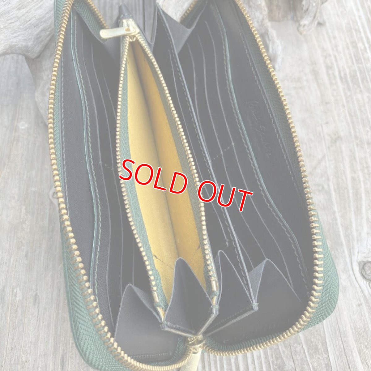 画像11: 【ツキノワグマレザー】ラウンドファスナー長財布　ツキノワグマ革＆牛革バージョン グリーン＆ブラック (11)