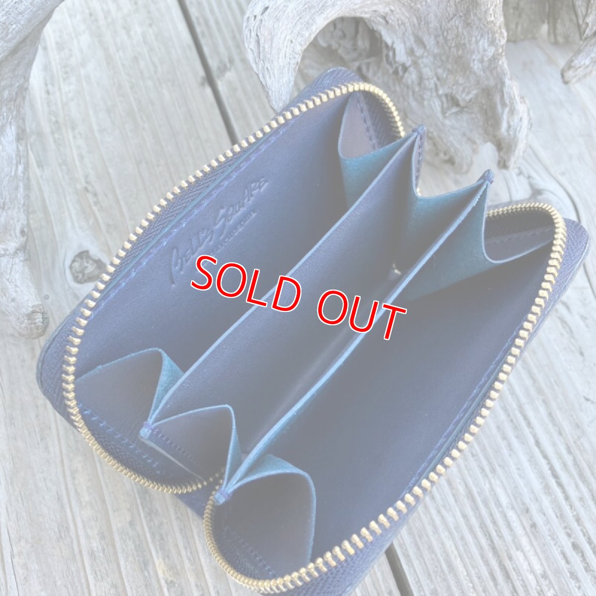 画像4: 【ツキノワグマ革】ポケットにすっぽり！熊革＆牛革 ラウンドファスナー ミニウォレット インディゴブルーが映える、唯一無二のコンパクトウォレット (4)