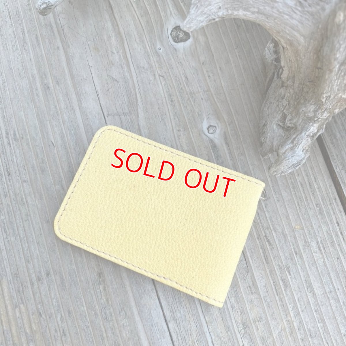 画像4: 【ツキノワグマレザー】熊革　二つ折りスリムカードケース（パスケース兼用）　ベージュ (4)