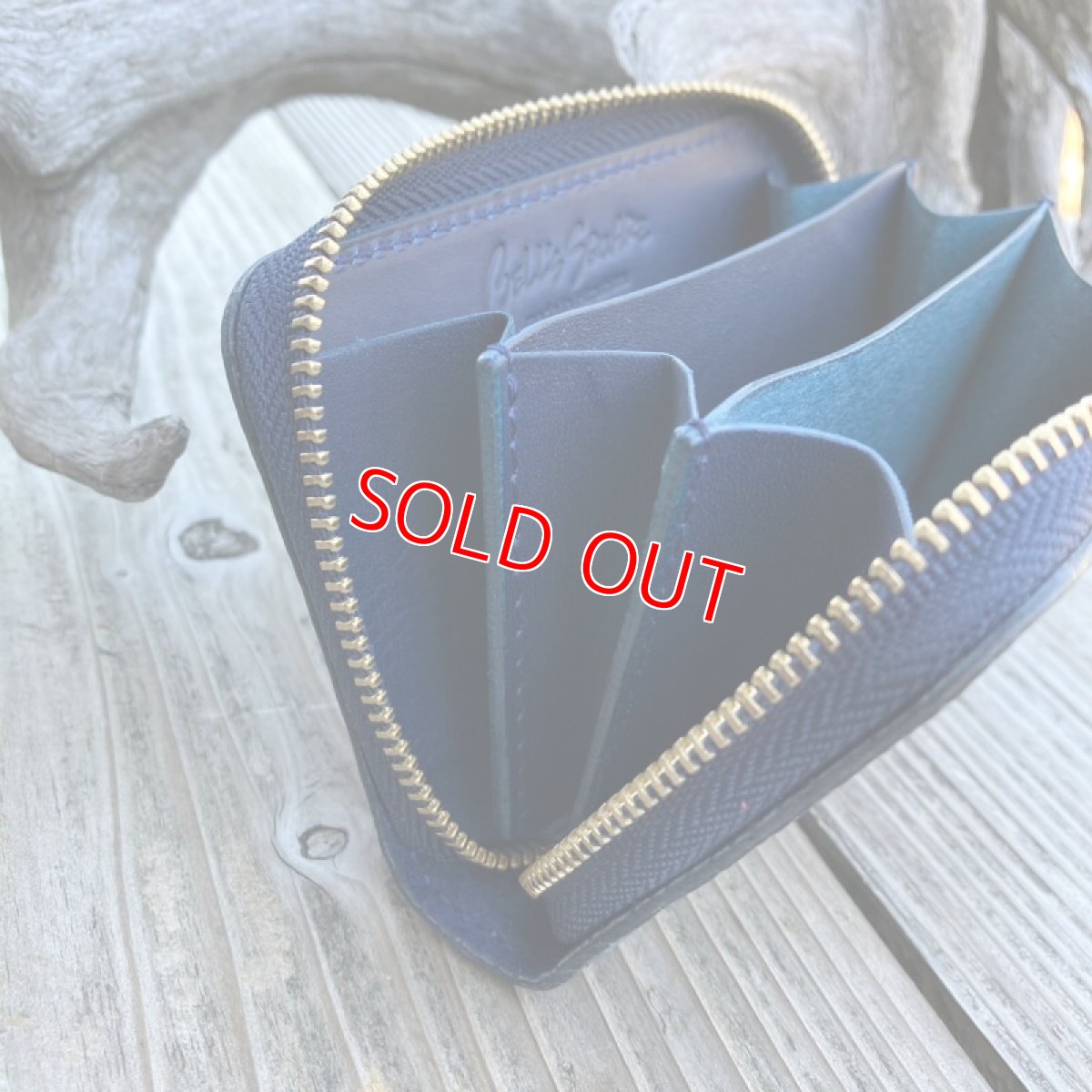 画像5: 【ツキノワグマ革】ポケットにすっぽり！熊革＆牛革 ラウンドファスナー ミニウォレット インディゴブルーが映える、唯一無二のコンパクトウォレット (5)