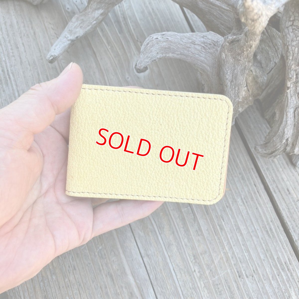 画像1: 【ツキノワグマレザー】熊革　二つ折りスリムカードケース（パスケース兼用）　ベージュ (1)