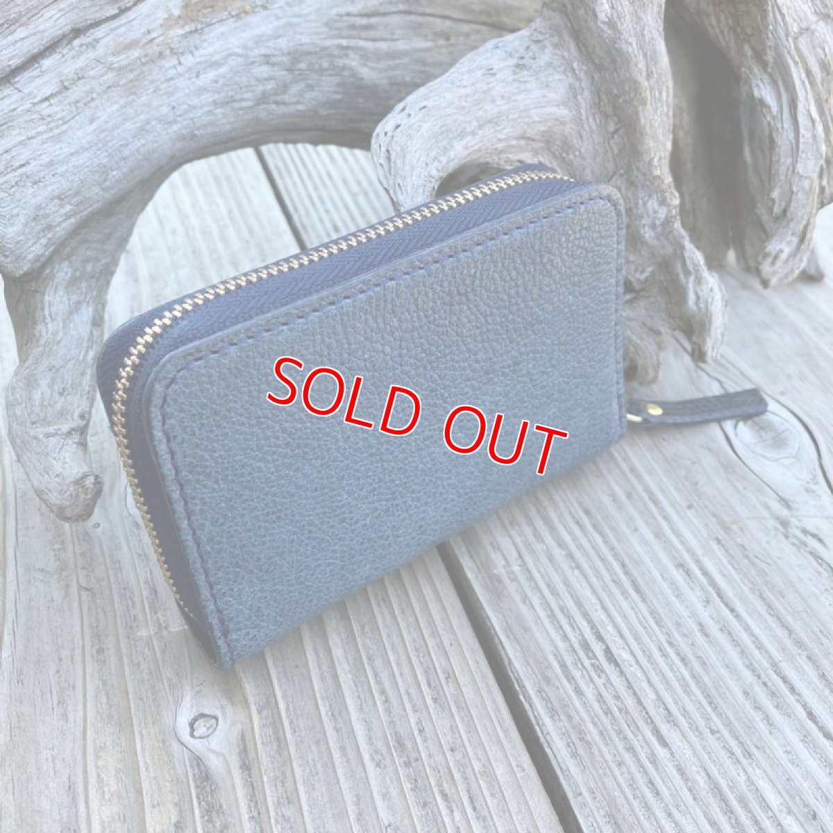 画像2: 【ツキノワグマ革】ポケットにすっぽり！熊革＆牛革 ラウンドファスナー ミニウォレット インディゴブルーが映える、唯一無二のコンパクトウォレット (2)