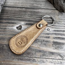 画像1: 【数量限定3個】希少ツキノワグマ革使用 靴べらキーホルダー ストーンベージュ (1)