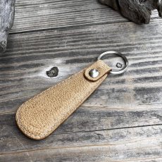 画像2: 【数量限定3個】希少ツキノワグマ革使用 靴べらキーホルダー ストーンベージュ (2)