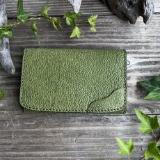 画像1: 【ツキノワグマ革】名刺入れ　熊革×牛革　翆色バージョン　写真の1点をお届けします (1)