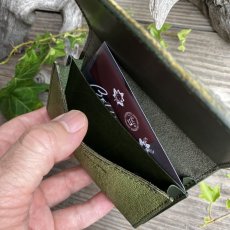 画像5: 【ツキノワグマ革】名刺入れ　熊革×牛革　翆色バージョン　写真の1点をお届けします (5)