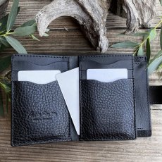 画像15: 【現品限り】ヒグマ革ブラック×姫路産ヌメ革｜コンパクト二つ折り財布｜写真のものをお届け (15)