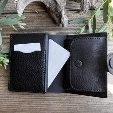 画像16: 【現品限り】ヒグマ革ブラック×姫路産ヌメ革｜コンパクト二つ折り財布｜写真のものをお届け (16)