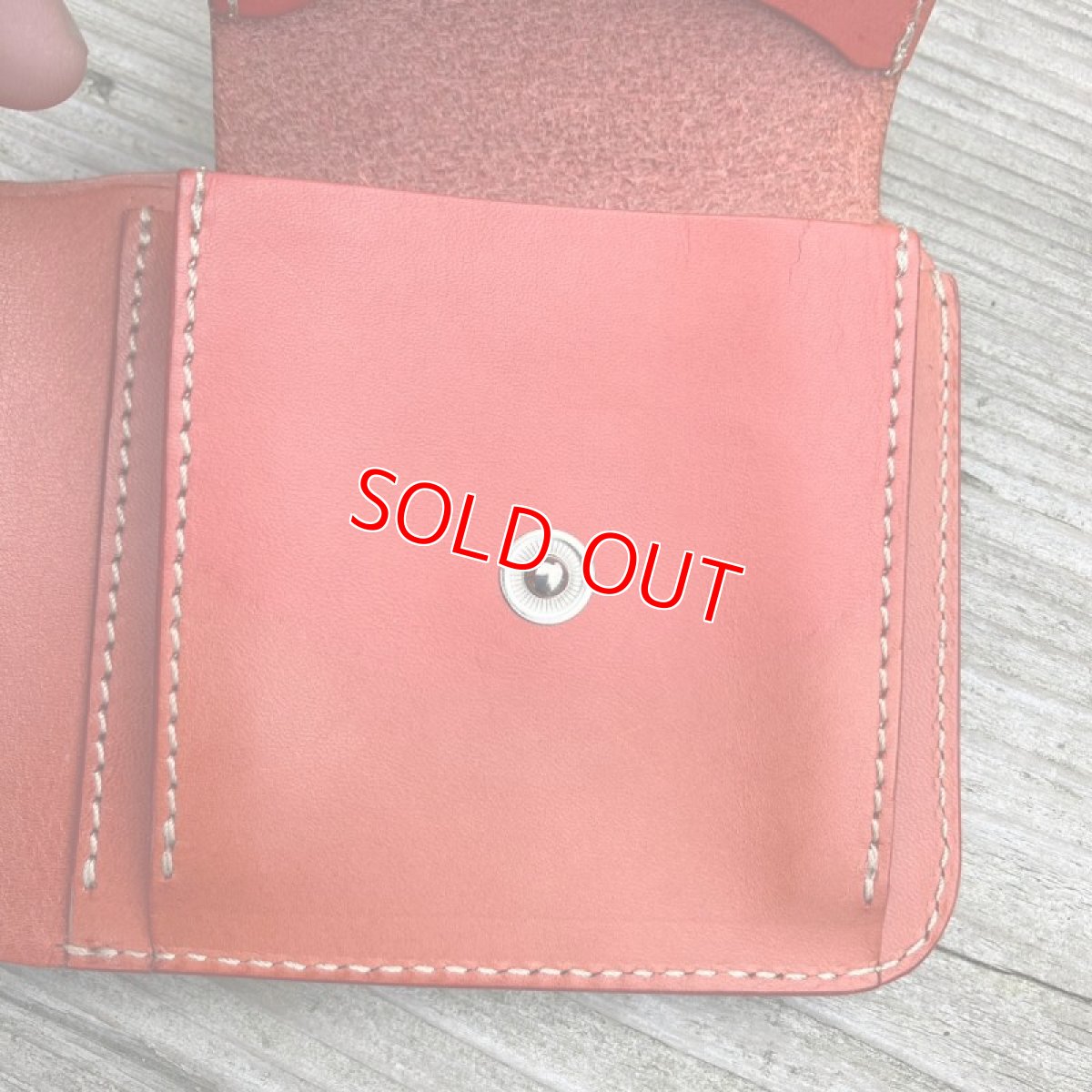 画像7: 【アウトレット】姫路レザー硬めのヌメ革★シンプル&スタンダード二つ折り財布！　レッド (7)