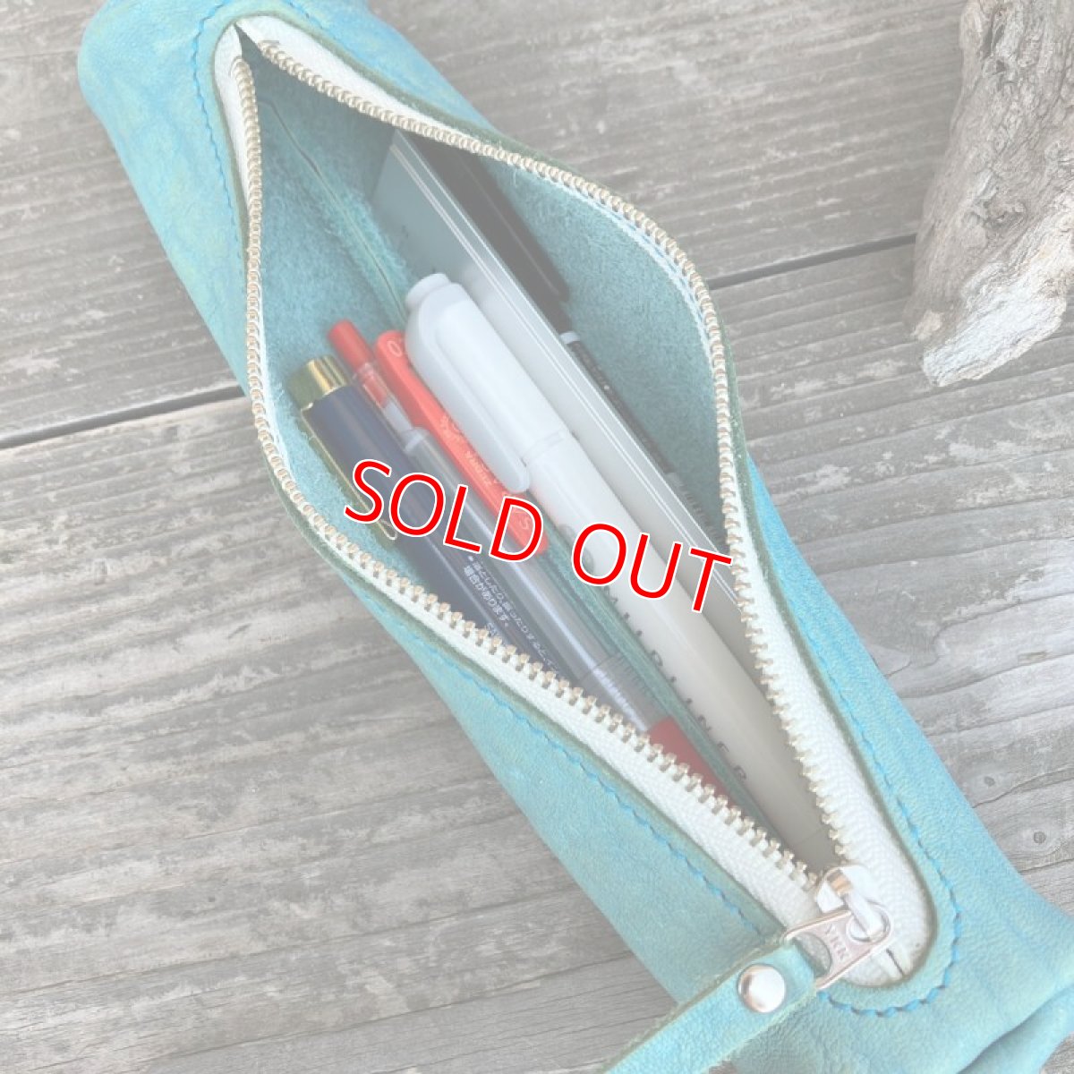 画像2: 【アウトレット】鹿革ドラム型ペンケースMサイズ（スカイブルー） (2)