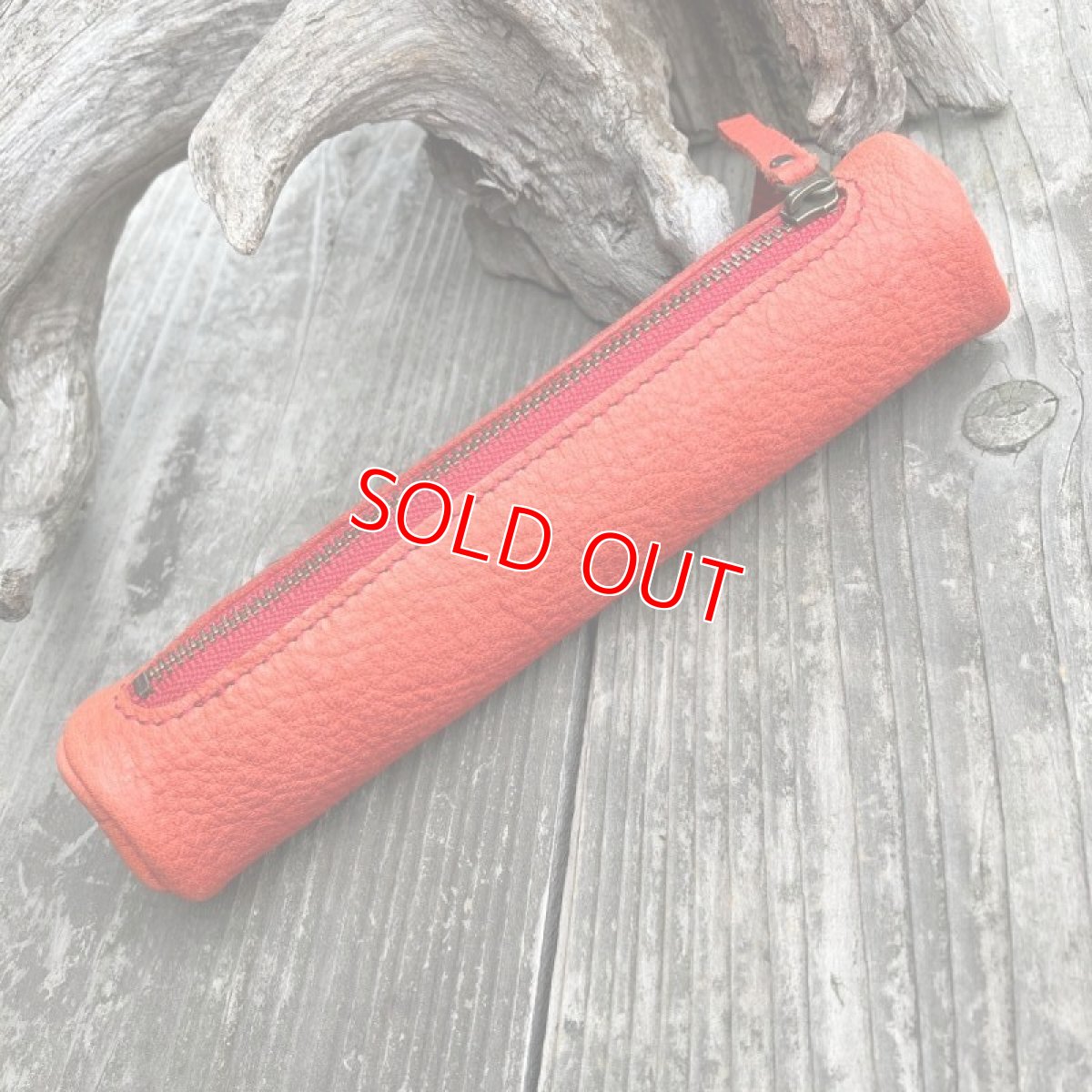 画像2: 【アウトレット】鹿革ドラム型ペンケースSサイズ（レッド） (2)