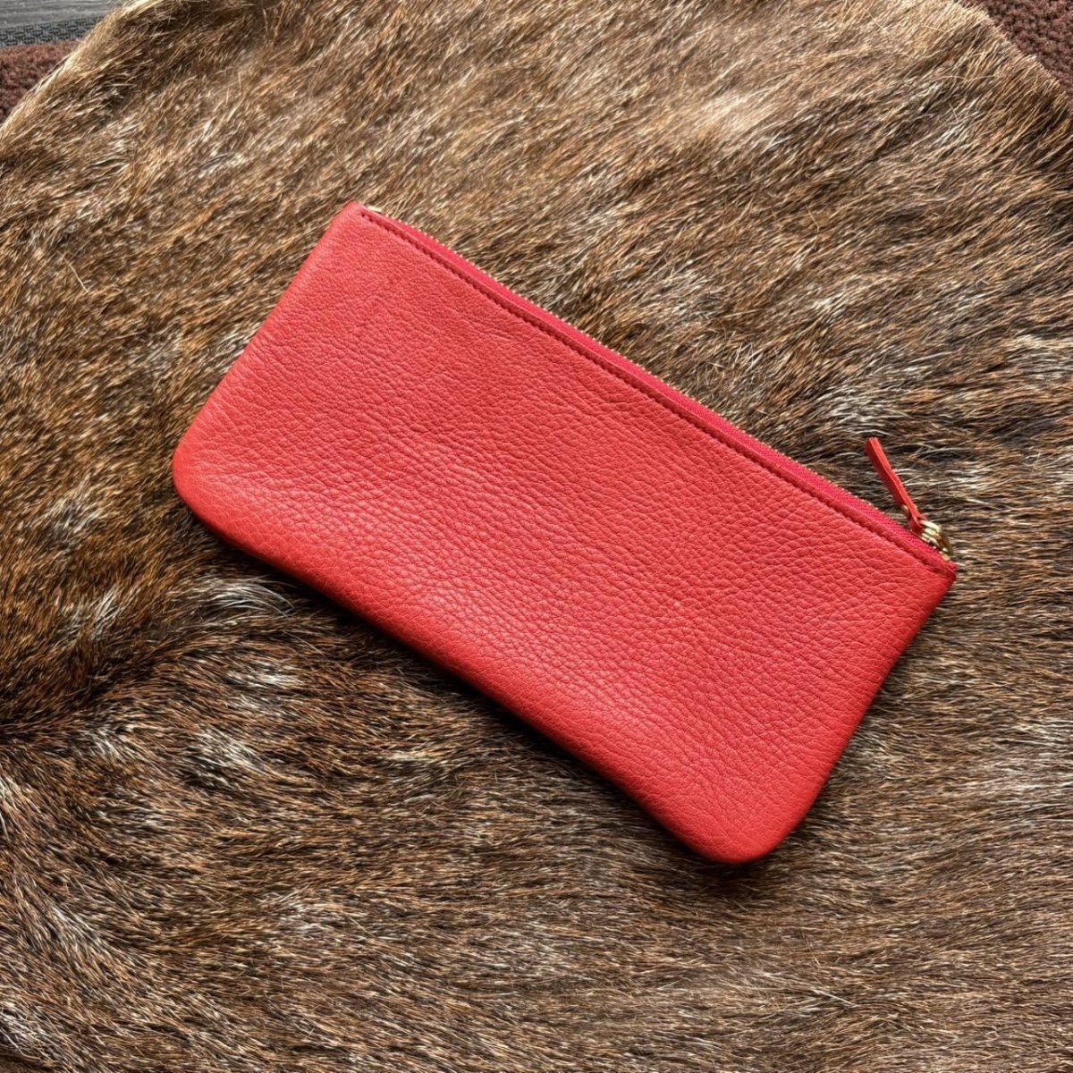 画像2: 【アウトレット30％OFF】広島ジビエレザー 鹿革ロングファスナーポーチ｜通帳・お薬手帳・母子手帳収納（レッド） (2)