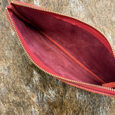 画像3: 【アウトレット30％OFF】広島ジビエレザー 鹿革ロングファスナーポーチ｜通帳・お薬手帳・母子手帳収納（レッド） (3)
