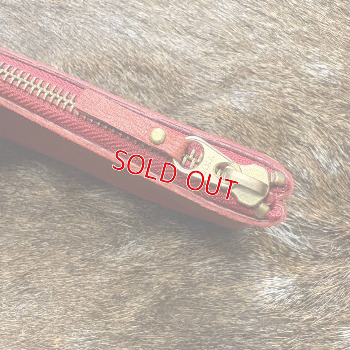 画像4: 【アウトレット30％OFF】広島ジビエレザー 鹿革ロングファスナーポーチ｜通帳・お薬手帳・母子手帳収納（レッド） (4)
