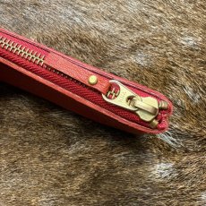 画像4: 【アウトレット30％OFF】広島ジビエレザー 鹿革ロングファスナーポーチ｜通帳・お薬手帳・母子手帳収納（レッド） (4)