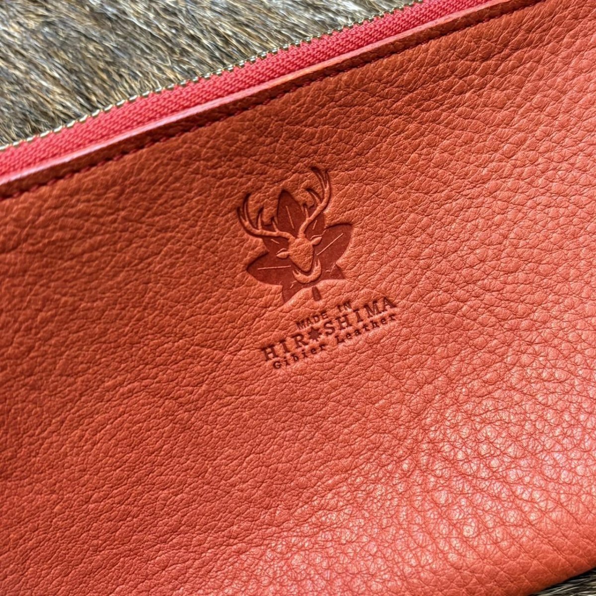 画像5: 【アウトレット30％OFF】広島ジビエレザー 鹿革ロングファスナーポーチ｜通帳・お薬手帳・母子手帳収納（レッド） (5)