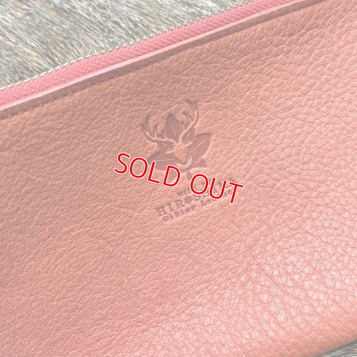 画像5: 【アウトレット30％OFF】広島ジビエレザー 鹿革ロングファスナーポーチ｜通帳・お薬手帳・母子手帳収納（レッド） (5)