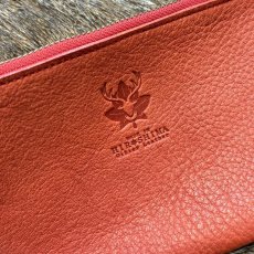 画像5: 【アウトレット30％OFF】広島ジビエレザー 鹿革ロングファスナーポーチ｜通帳・お薬手帳・母子手帳収納（レッド） (5)