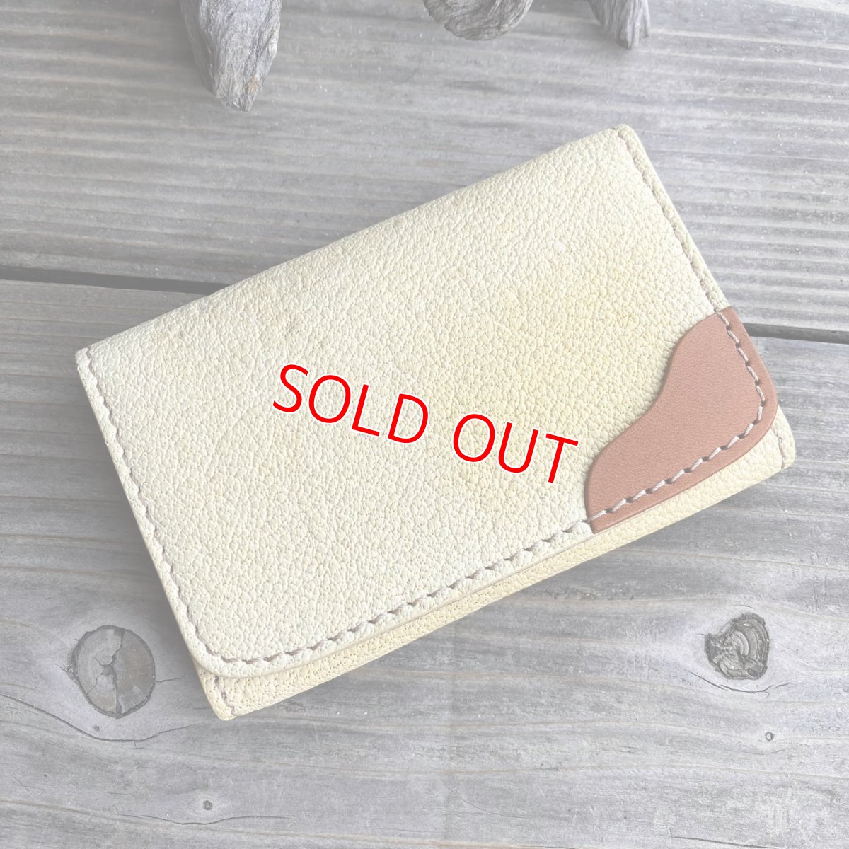 画像1: 【アウトレット／ツキノワグマレザー】縁をかき集める熊手デザイン 名刺を落とさない熊革名刺入れ・カードケース（ベージュ 日焼けあり） (1)