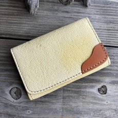 画像1: 【アウトレット／ツキノワグマレザー】縁をかき集める熊手デザイン 名刺を落とさない熊革名刺入れ・カードケース（ベージュ 日焼けあり） (1)