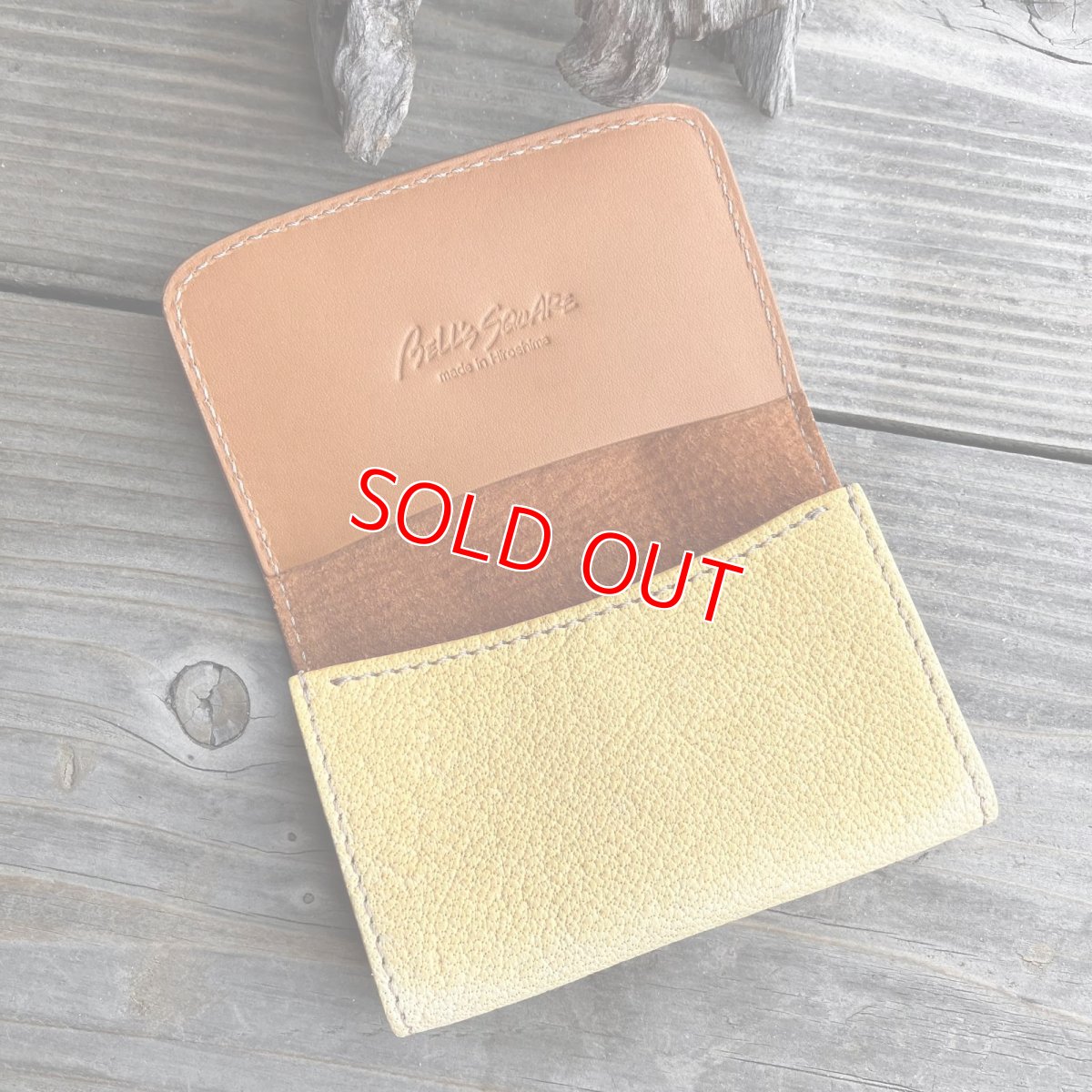 画像2: 【アウトレット／ツキノワグマレザー】縁をかき集める熊手デザイン 名刺を落とさない熊革名刺入れ・カードケース（ベージュ 日焼けあり） (2)