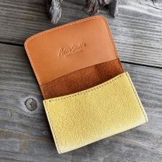 画像2: 【アウトレット／ツキノワグマレザー】縁をかき集める熊手デザイン 名刺を落とさない熊革名刺入れ・カードケース（ベージュ 日焼けあり） (2)