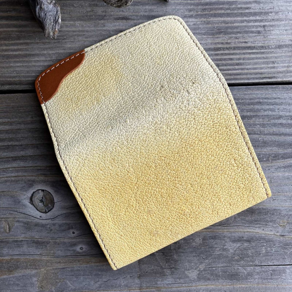 画像3: 【アウトレット／ツキノワグマレザー】縁をかき集める熊手デザイン 名刺を落とさない熊革名刺入れ・カードケース（ベージュ 日焼けあり） (3)