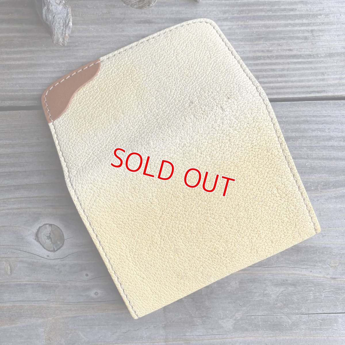 画像3: 【アウトレット／ツキノワグマレザー】縁をかき集める熊手デザイン 名刺を落とさない熊革名刺入れ・カードケース（ベージュ 日焼けあり） (3)