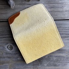 画像3: 【アウトレット／ツキノワグマレザー】縁をかき集める熊手デザイン 名刺を落とさない熊革名刺入れ・カードケース（ベージュ 日焼けあり） (3)