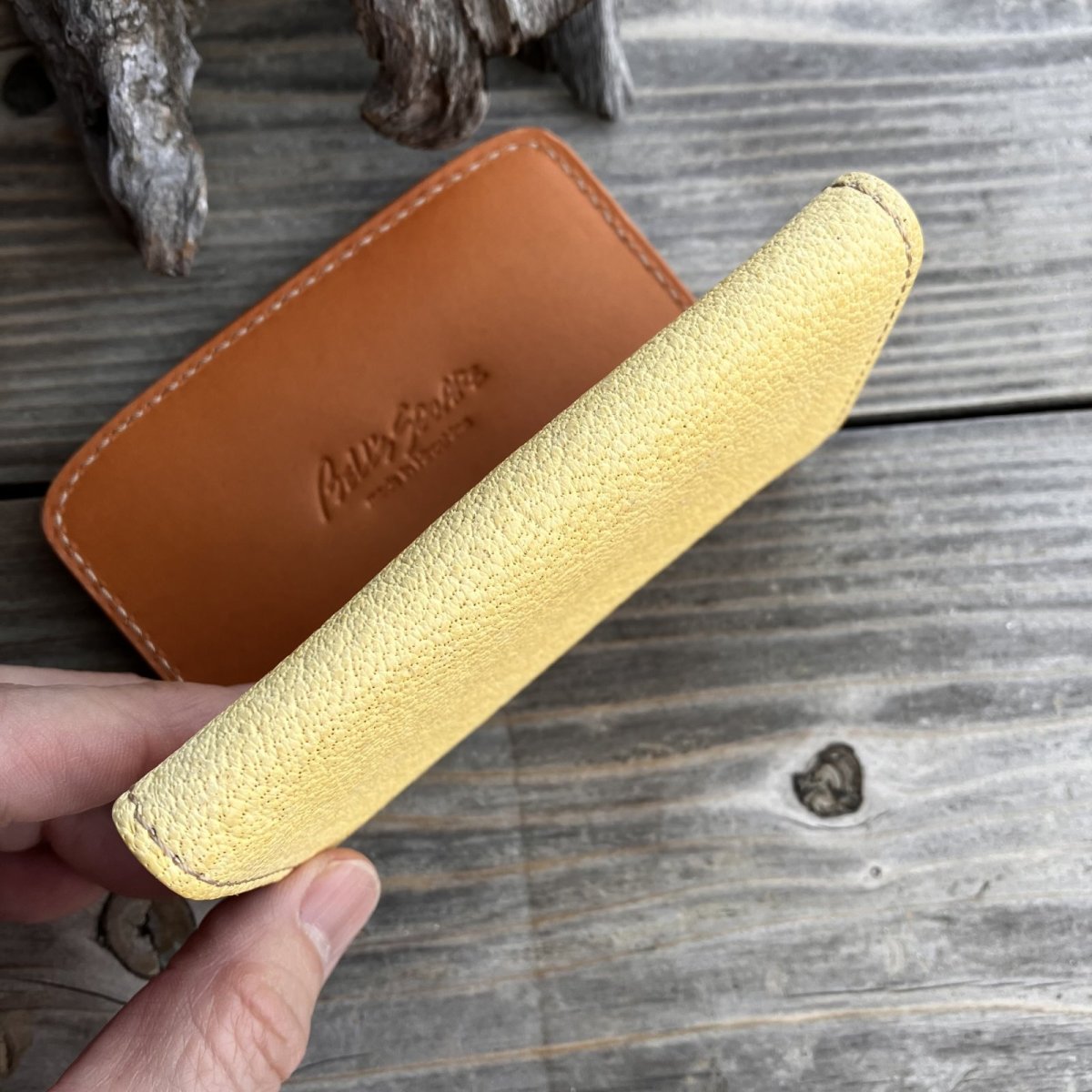 画像4: 【アウトレット／ツキノワグマレザー】縁をかき集める熊手デザイン 名刺を落とさない熊革名刺入れ・カードケース（ベージュ 日焼けあり） (4)