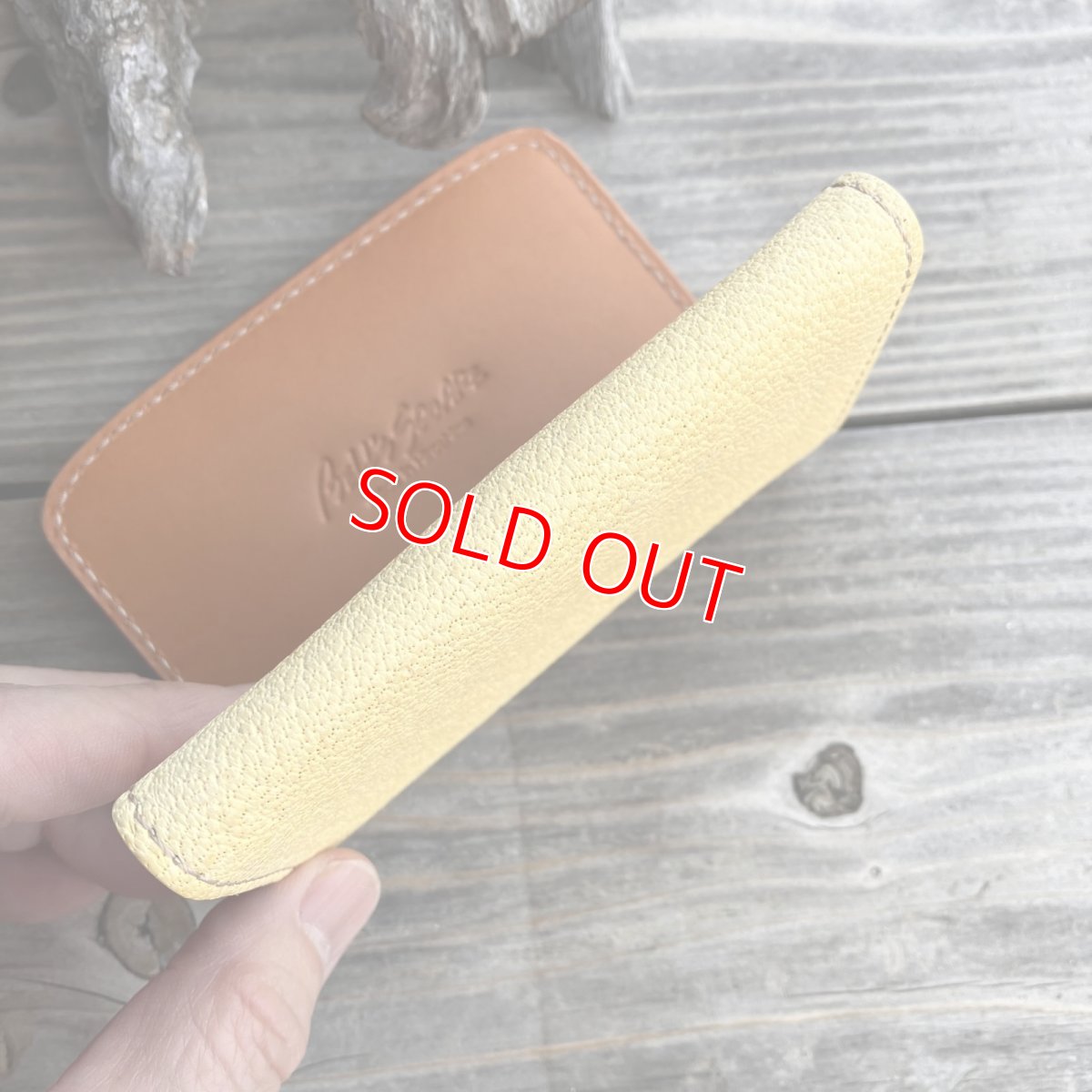 画像4: 【アウトレット／ツキノワグマレザー】縁をかき集める熊手デザイン 名刺を落とさない熊革名刺入れ・カードケース（ベージュ 日焼けあり） (4)