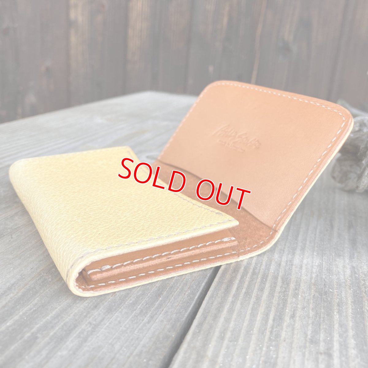 画像5: 【アウトレット／ツキノワグマレザー】縁をかき集める熊手デザイン 名刺を落とさない熊革名刺入れ・カードケース（ベージュ 日焼けあり） (5)