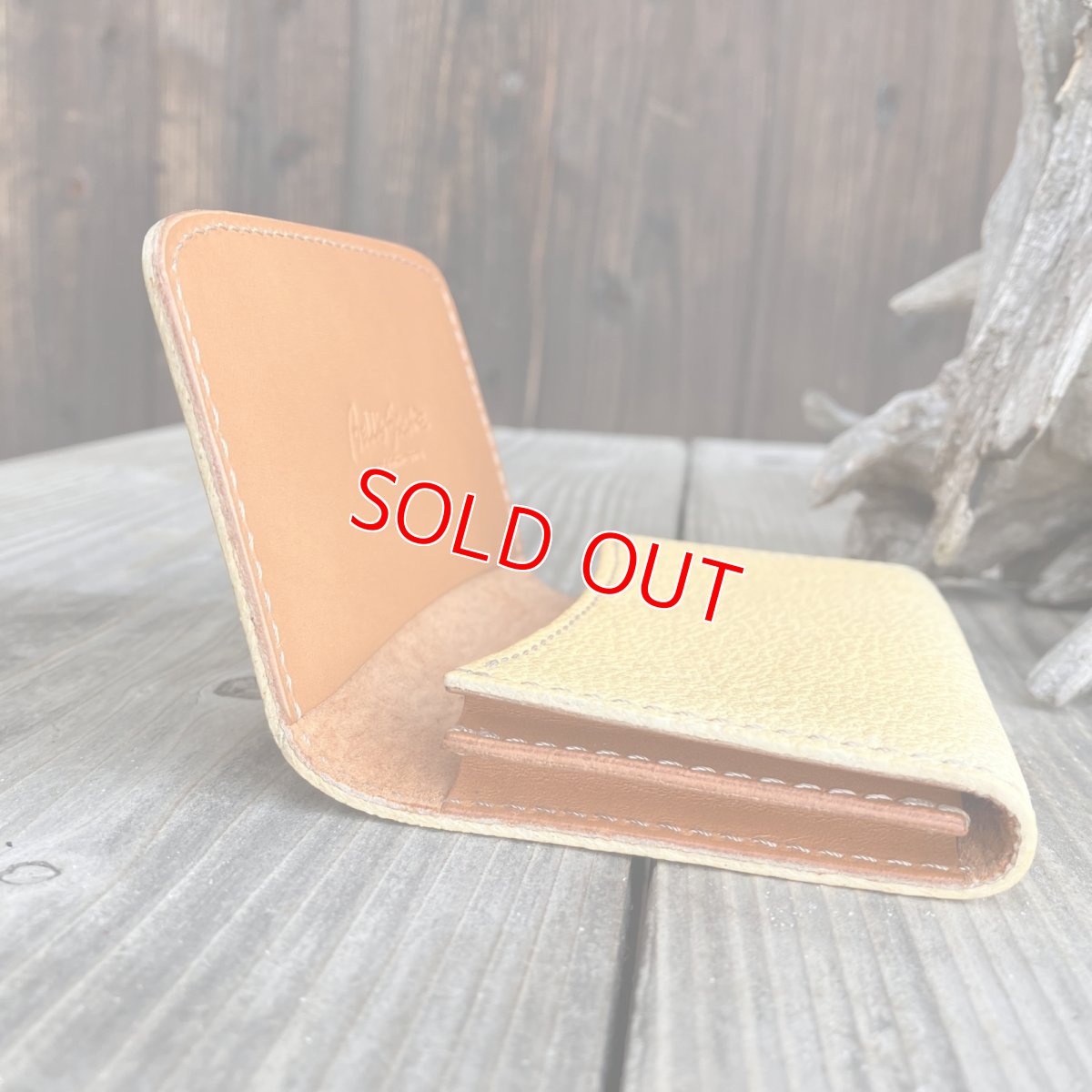 画像6: 【アウトレット／ツキノワグマレザー】縁をかき集める熊手デザイン 名刺を落とさない熊革名刺入れ・カードケース（ベージュ 日焼けあり） (6)